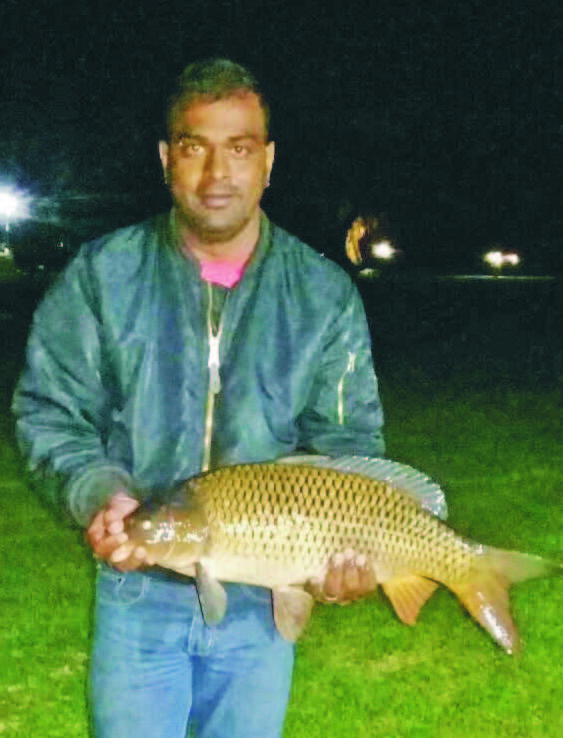 Mark lures Blue Kruipers with worms