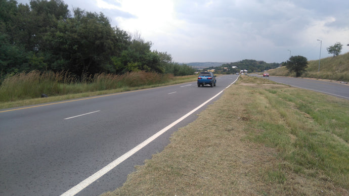 Devious criminals obstruct Erasmia road to snare motorists