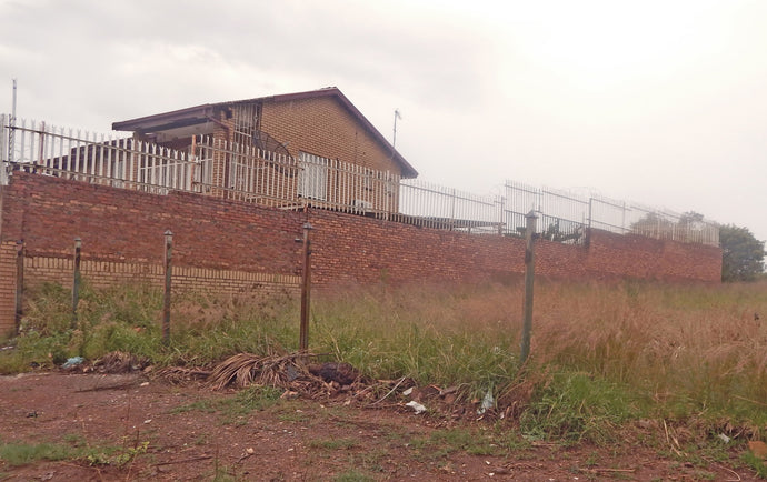 'De-fence-less' Ext 3 community, a soft target for criminal elements