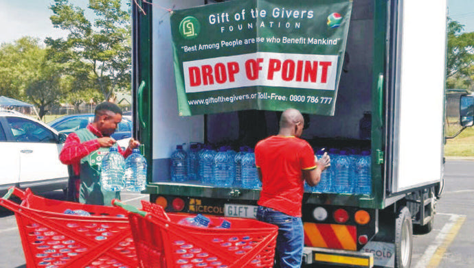 Kwikspar Erasmia joins community in Cape Town water drive